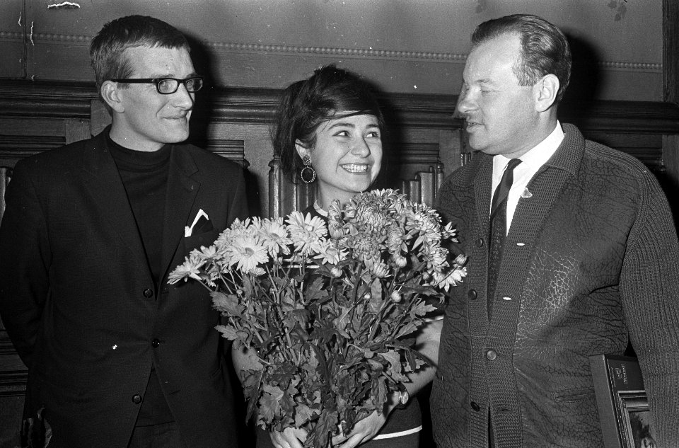 Aankomst Russisch Staatsorkest op CS Amsterdam. Maxim Sjostakowitsj , Liana Isak, Bestanddeelnr 920-8812