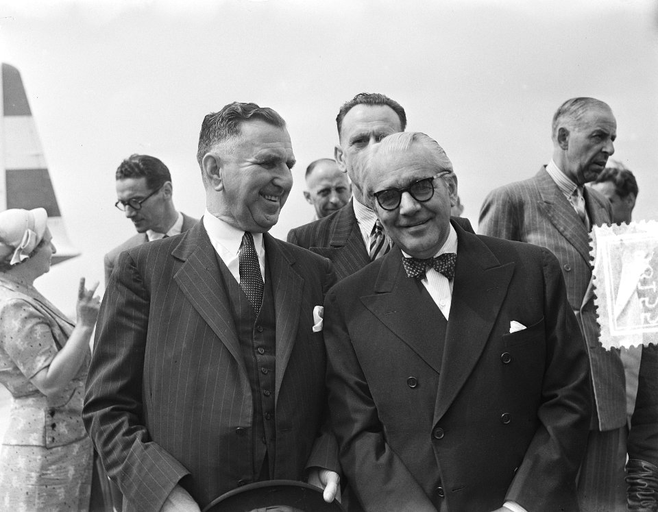 Aankomst Schiphol. Premier van Nieuw-Zeeland S. G. Holland (links), Bestanddeelnr 905-8155