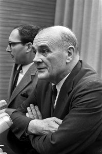 Aankomst Secretaris-Generaal van de Wereldraad van Kerken dr. Carson Blake op Sc, Bestanddeelnr 920-2208