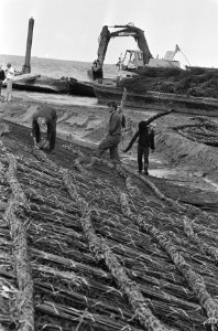 Aanleg nieuwe dijk bij voormalig eiland Marken werkzaamheden aan dijk met onder, Bestanddeelnr 933-7313