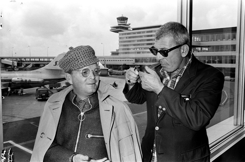 Aankomst schrijver Truman Capote (links) en regisseur Richard Brooks op Schiphol, Bestanddeelnr 921-1631