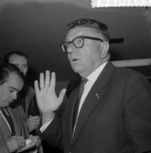 Aankomst secretaris penningmeester KNVB L Brunt op Schiphol, kop van Brunt, Bestanddeelnr 911-8722