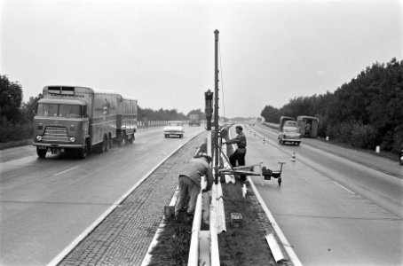 Aanleg middenbermrail bij Woerden op weg Utrecht- Den Haag, Bestanddeelnr 915-4856