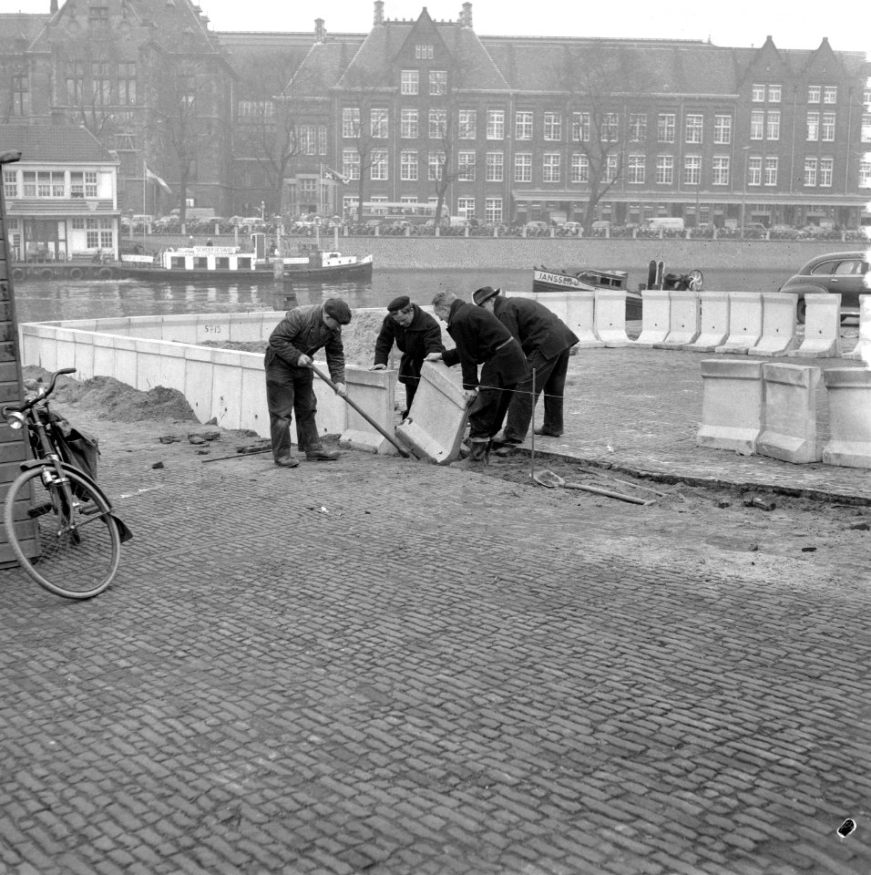Aanleg landingssteiger voor het aanstaande bezoek van het Engelse koningspaar, Bestanddeelnr 909-3800