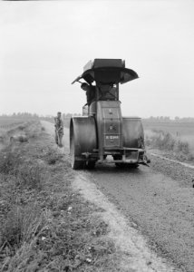Aanleg en verbeteren van wegen, dijken en spaarbekken, teergrind, walsen, Maaska, Bestanddeelnr 161-0114
