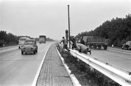 Aanleg middenbermrail bij Woerden op weg Utrecht- Den Haag, Bestanddeelnr 915-4855