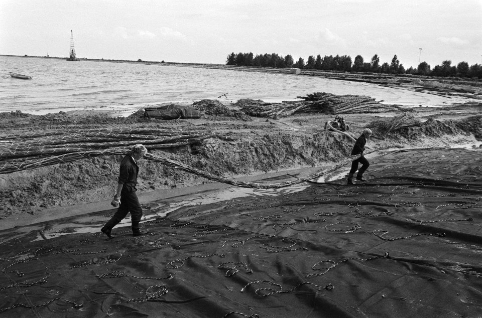 Aanleg nieuwe dijk bij voormalig eiland Marken aanbrengen bundel wilgenhout op , Bestanddeelnr 933-7312