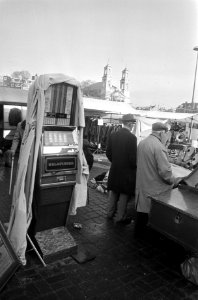 Aanleg nieuw stuk tramrails voor lijn 9 op Waterlooplein grote fruitautomaat te, Bestanddeelnr 928-8817