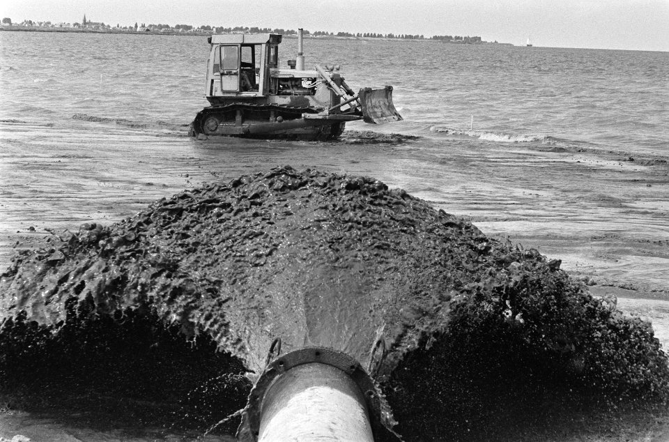 Aanleg nieuwe dijk bij voormalig eiland Marken pijpleiding spuit zand, Bestanddeelnr 933-7311