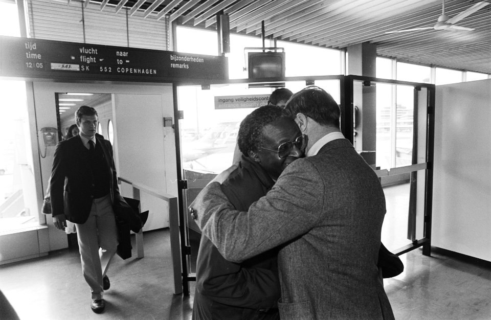 Aankomst SG Zuid-Afrikaanse raad van Kerken, Desmond Tutu op Schiphol, na uitn. Nederlandse raad van Kerken, Bestanddeelnr 931-3831