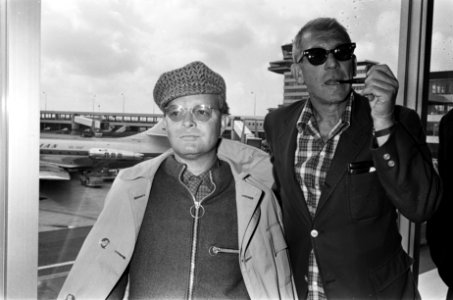 Aankomst schrijver Truman Capote (links) en regisseur Richard Brooks op Schiphol, Bestanddeelnr 921-1634