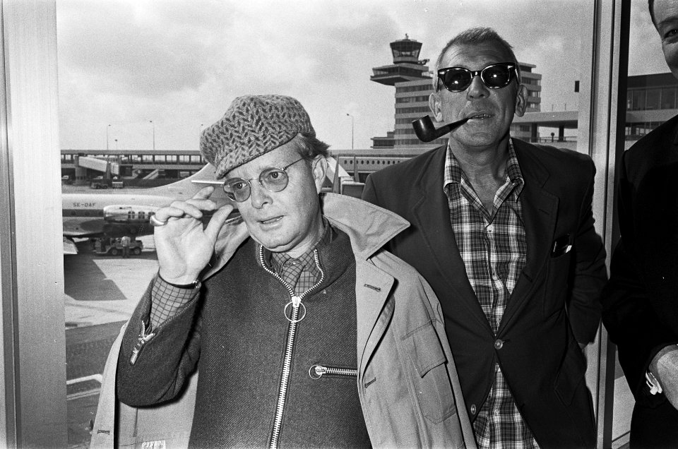 Aankomst schrijver Truman Capote (links) en regisseur Richard Brooks op Schiphol, Bestanddeelnr 921-1633
