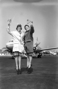 Aankomst schoonspringsters Thea en Judith du Pon op Schiphol Thea (links) en Ju, Bestanddeelnr 912-3266