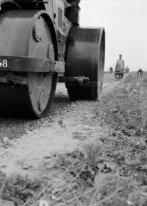 Aanleg en verbeteren van wegen, dijken en spaarbekken, teergrind, walsen, Maaska, Bestanddeelnr 161-0113