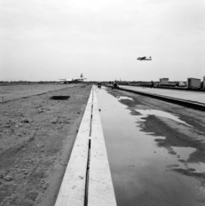 Aanleg en verbeteren van wegen, dijken en spaarbekken, uitbreiding platform en t, Bestanddeelnr 161-1352