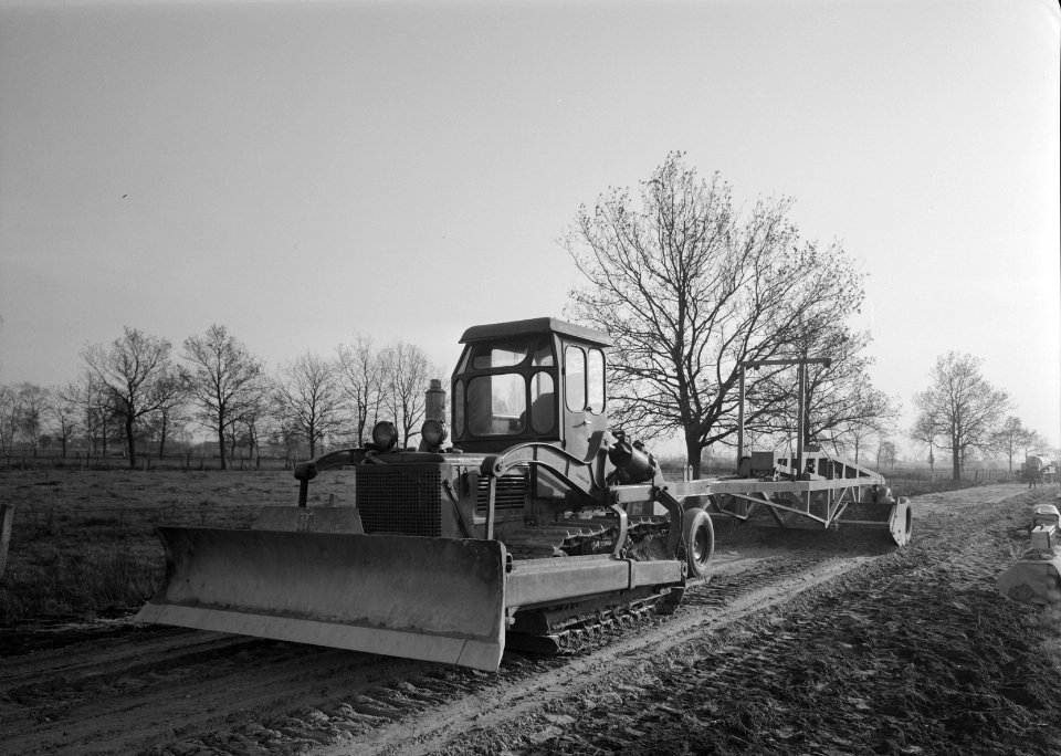 Aanleg en verbeteren van wegen, dijken en spaarbekken, ruilverkaveling, rupstrek, Bestanddeelnr 161-0262