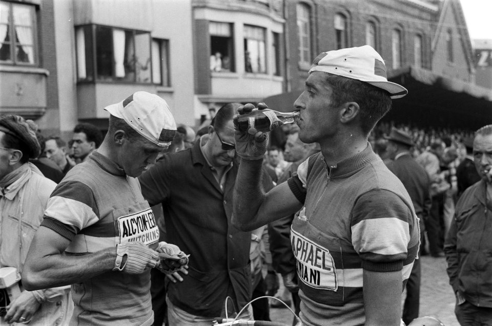Ab Geldermans drinkend, links Coen Niesten, Bestanddeelnr 912-6744