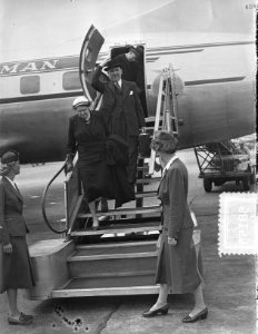Aankomst Schiphol. Premier van Nieuw-Zeeland S. G. Holland en echtgenote, Bestanddeelnr 905-8153
