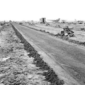 Aanleg en verbeteren van wegen, dijken en spaarbekken, uitbreiding platform, aan, Bestanddeelnr 161-1223