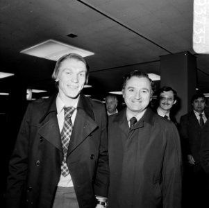 Aankomst Schiphol Russisch elftal sterspeler Blochin (l) met trainer Simoniayev, Bestanddeelnr 929-3735