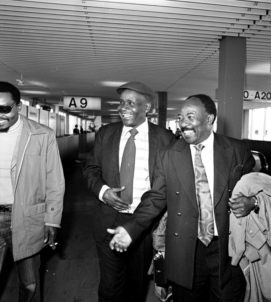 Aankomst Schiphol leiders Zuid Afrikaanse bevrijdingsleger ANC Alfred Nono en Th, Bestanddeelnr 929-3733