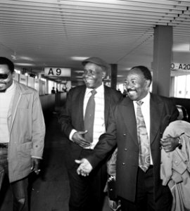 Aankomst Schiphol leiders Zuid Afrikaanse bevrijdingsleger ANC Alfred Nono en Th, Bestanddeelnr 929-3733