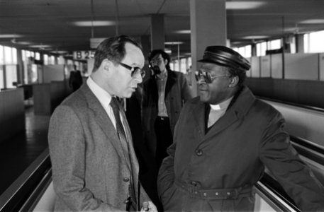 Aankomst SG Zuid-Afrikaanse raad van Kerken, Desmond Tutu op Schiphol, na uitnodiging Nederlandse raad van Kerken, Desmond Tutu begroet door dr. Fiolet, Bestanddeelnr 931-3828