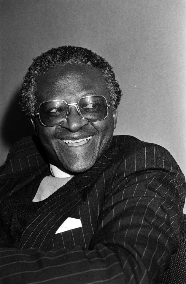 Aankomst SG Zuid-Afrikaanse raad van Kerken, Desmond Tutu op Schiphol, na uitnodiging Nederlandse raad van Kerken, Desmond Tutu, Bestanddeelnr 931-3829
