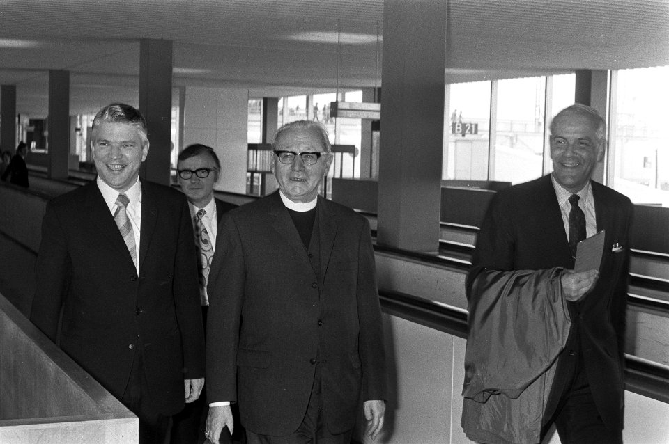 Aartsbisschop van Utrecht Bernardus Alfrink (m) vertrekt van Schiphol naar Rome, Bestanddeelnr 925-6920