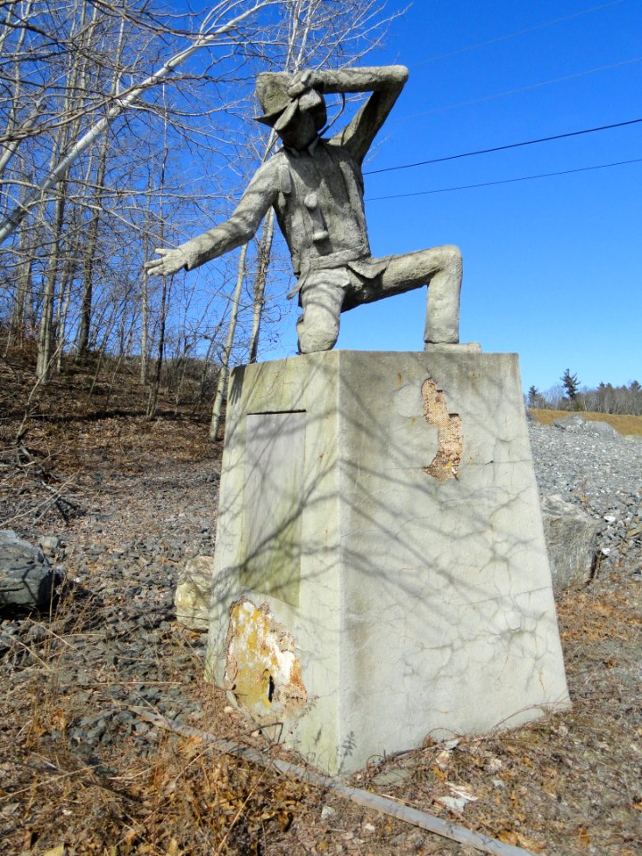 Abandoned monument - Northborough, MA - DSC04465