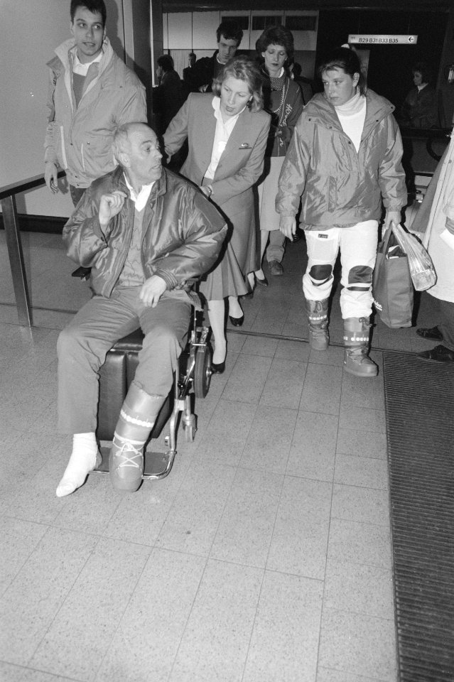 Aankomst op Schiphol van overlevenden van hotelbrand in Bulgaars ski-oord Borove, Bestanddeelnr 934-1954