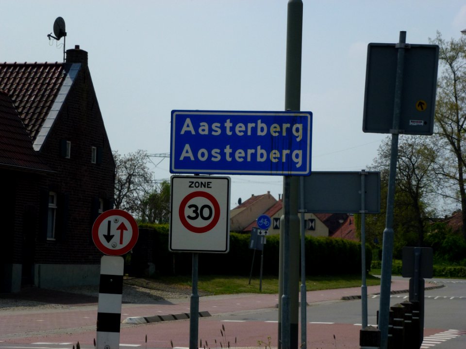 Aasterberg (Echt-Susteren) bilingual city limit sign