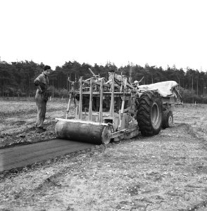 Aanleg en verbeteren van wegen, dijken en spaarbekken, stabiliseren, arbeiders, , Bestanddeelnr 161-1281