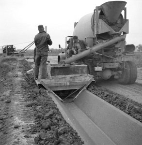 Aanleg en verbeteren van wegen, dijken en spaarbekken, arbeiders, aanbrengen bet, Bestanddeelnr 161-1036