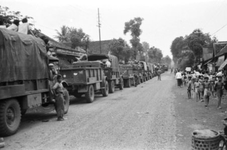 AAT-trucks van de W-Brigade volgeladen met TNI-soldaten passeren Banjoemas op we, Bestanddeelnr 1527-2-1