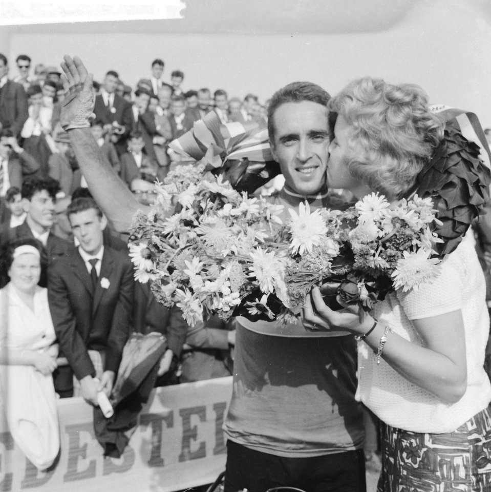 Ab Geldermans wielerkampioen, zijn vrouw feliciteert hem, Bestanddeelnr 914-1627