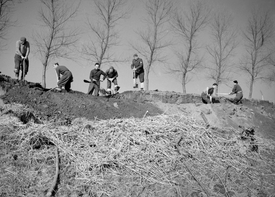 Aanleg en verbeteren van wegen, dijken en spaarbekken, dijkherstel, brandweerlie, Bestanddeelnr 161-0074