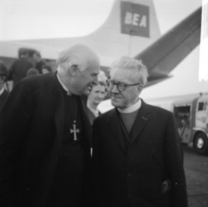 Aartsbisschop van Canterbury Arthur Michael Ramsey op Schiphol en Dr. Andreas , Bestanddeelnr 912-9466