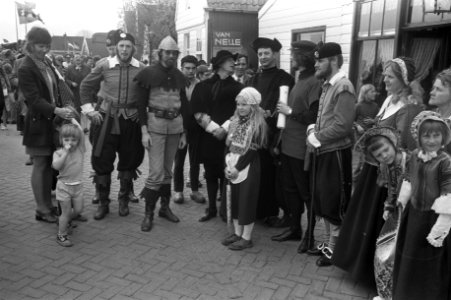 Aart Staartjes en Wethouder Van der Eijden in oud kostuum, Bestanddeelnr 925-5833