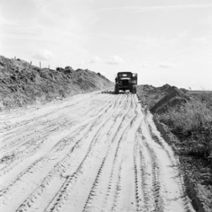 Aanleg en verbeteren van wegen, dijken en spaarbekken, cementstabilisatie, zandb, Bestanddeelnr 161-0365