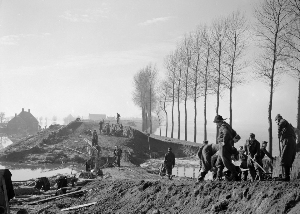Aanleg en verbeteren van wegen, dijken en spaarbekken, dijkherstel, brandweerlie, Bestanddeelnr 161-0073