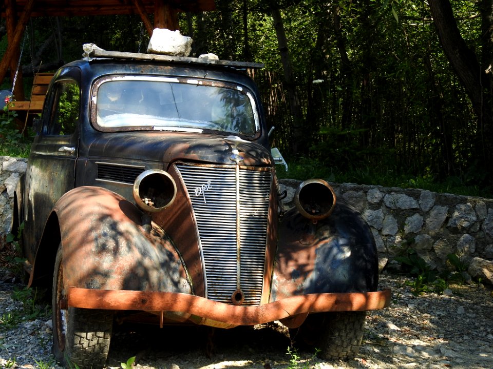 Abandoned Classic Car (166397797)
