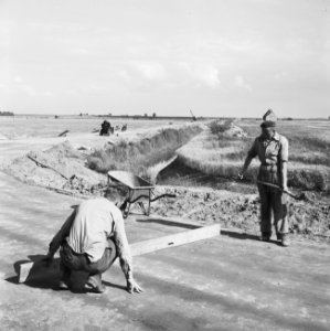 Aanleg en verbeteren van wegen, dijken en spaarbekken, cementstabilisatie, profi, Bestanddeelnr 161-0375