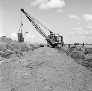 Aanleg en verbeteren van wegen, dijken en spaarbekken, cementstabilisatie, grind, Bestanddeelnr 161-0388