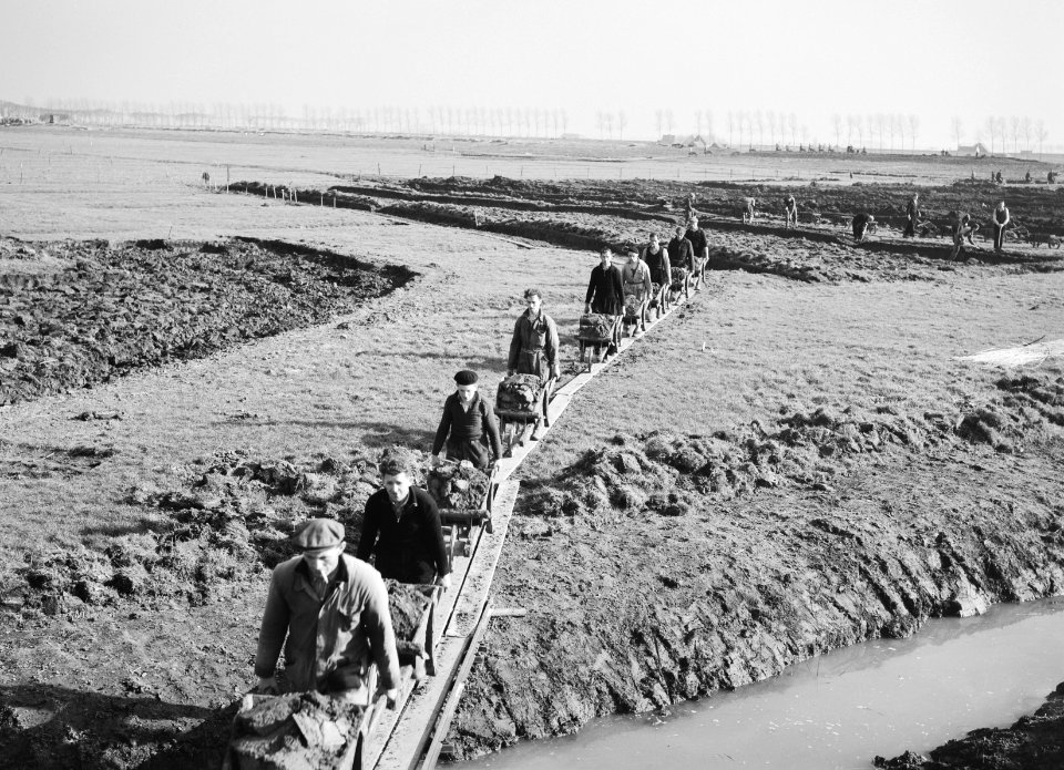 Aanleg en verbeteren van wegen, dijken en spaarbekken, dijkherstel, kruiploeg, R, Bestanddeelnr 161-0066