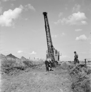 Aanleg en verbeteren van wegen, dijken en spaarbekken, cementstabilisatie, grind, Bestanddeelnr 161-0382
