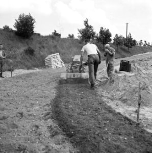Aanleg en verbeteren van wegen, dijken en spaarbekken, cementstabilisatie, nafre, Bestanddeelnr 161-0408