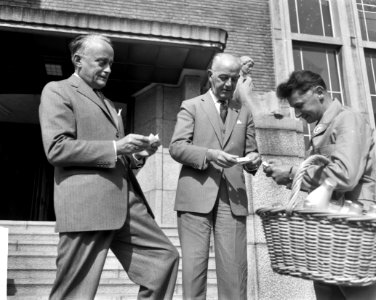 Aanvang Unicef-actie. Mr. J. Klaasesz en burgemeester Kolfschoten kopen coup, Bestanddeelnr 912-9591 photo