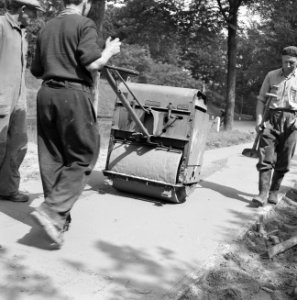 Aanleg en verbeteren van wegen, dijken en spaarbekken, fietspaden, trilwals, Bestanddeelnr 161-0524