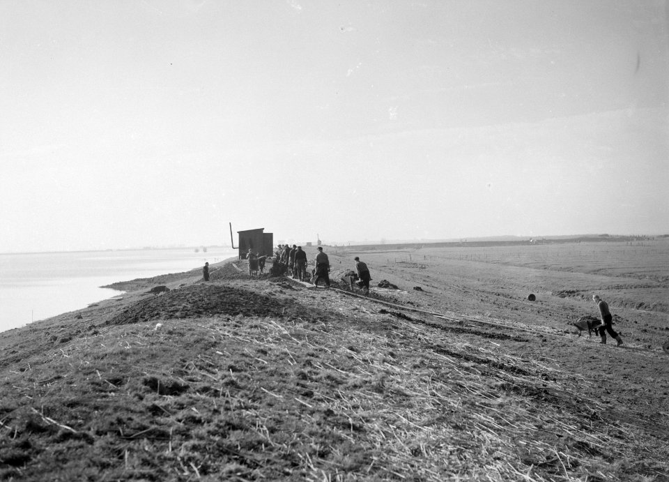Aanleg en verbeteren van wegen, dijken en spaarbekken, dijkherstel, kruiploeg, R, Bestanddeelnr 161-0067